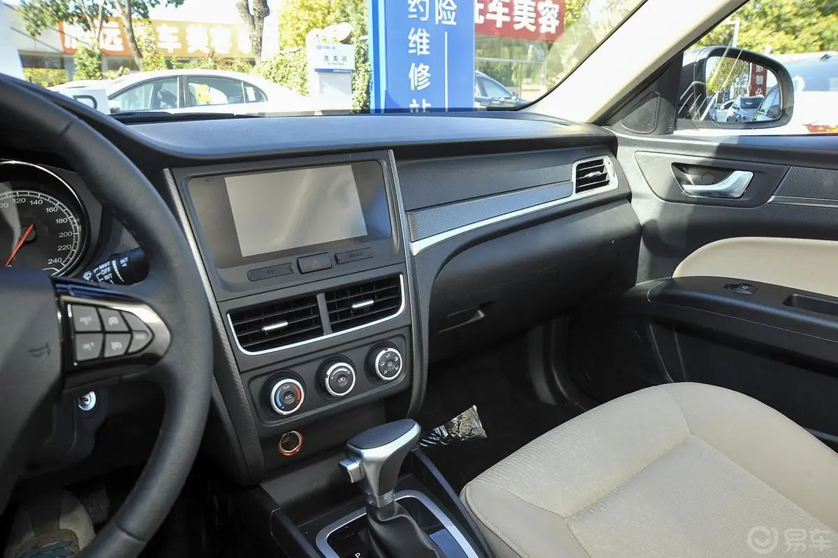 奔腾B301.6L 自动 尊享型中控台驾驶员方向