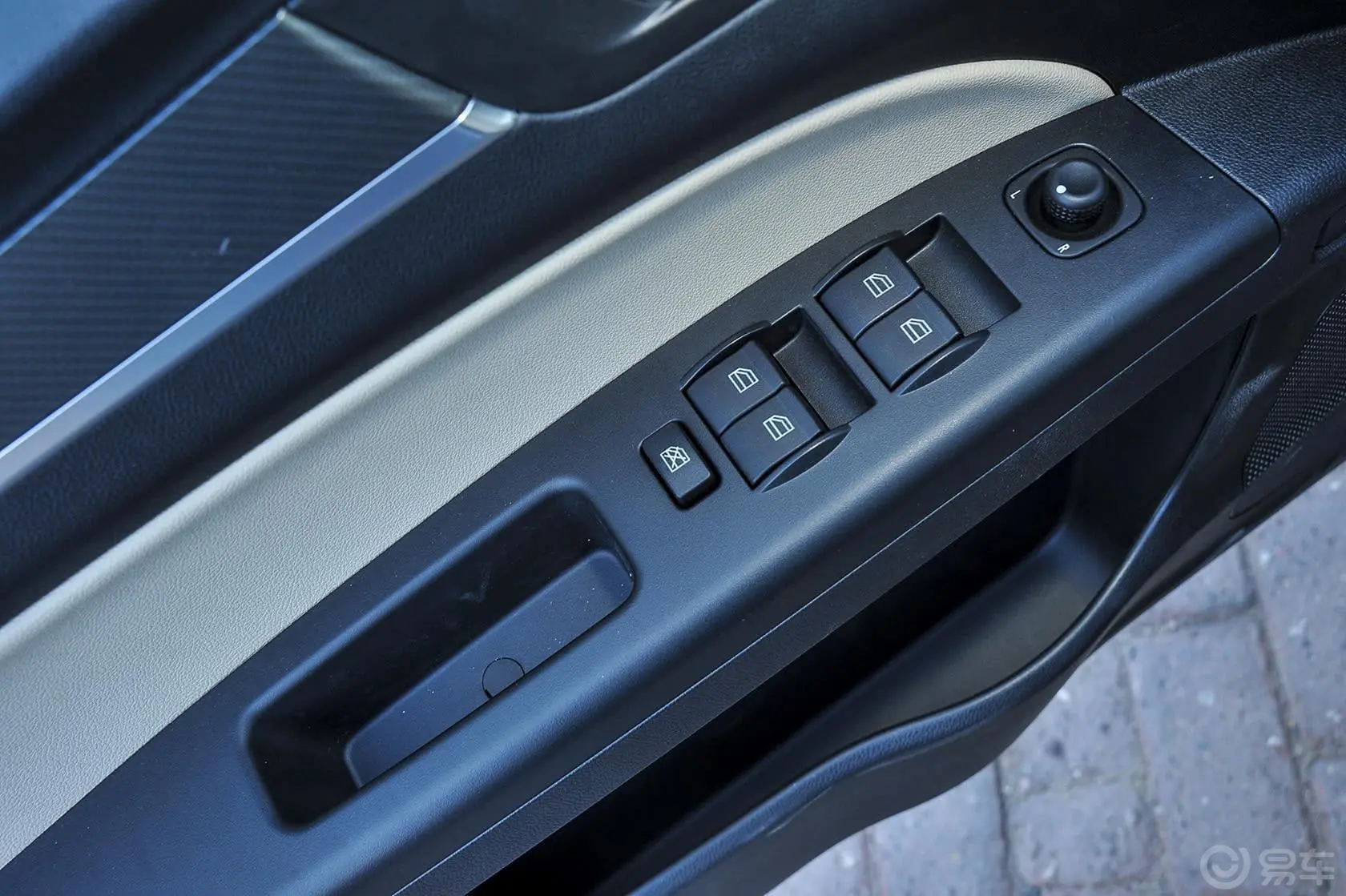 奔腾B301.6L 自动 尊享型车窗升降键