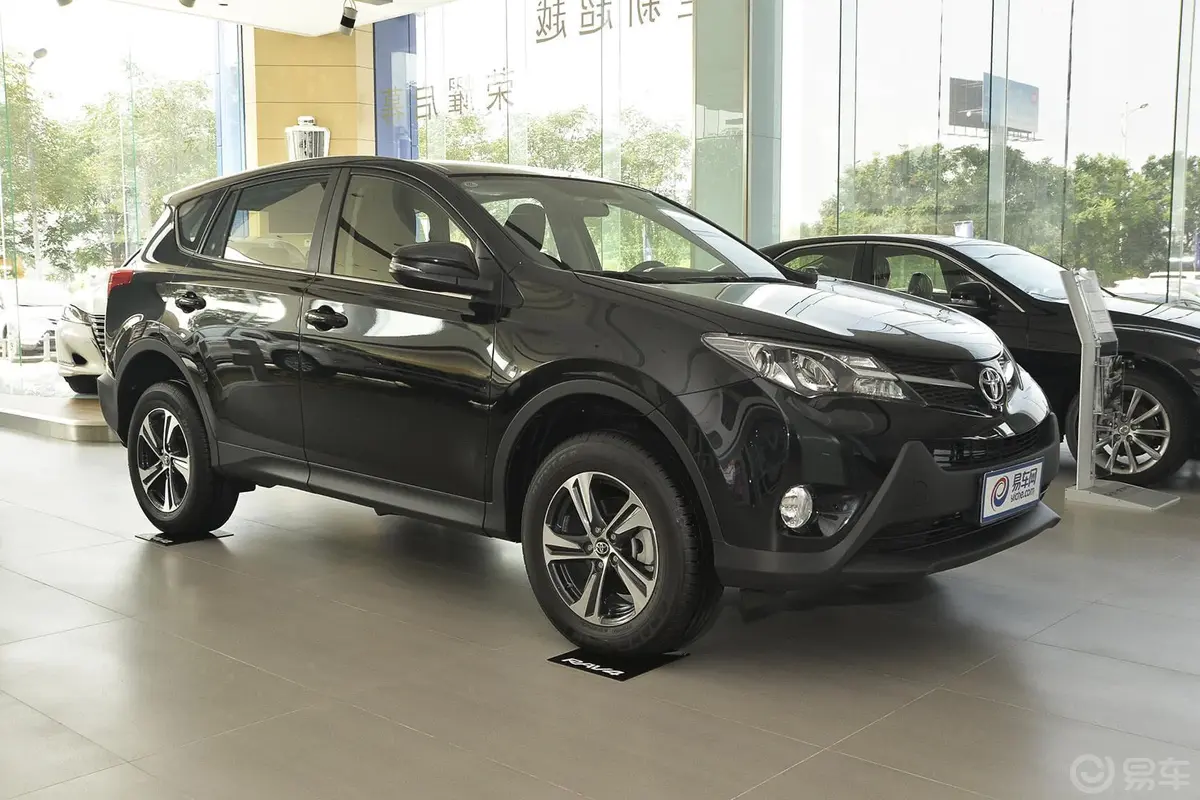 RAV4荣放2.0L CVT 两驱 风尚版侧前45度车头向右水平