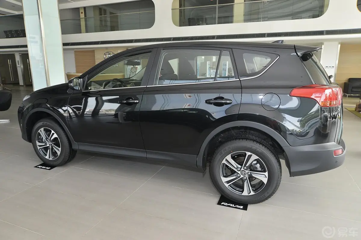 RAV4荣放2.0L CVT 两驱 风尚版正侧车头向左水平