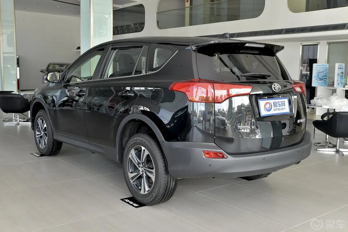 RAV4荣放2.0L CVT 两驱 风尚版外观