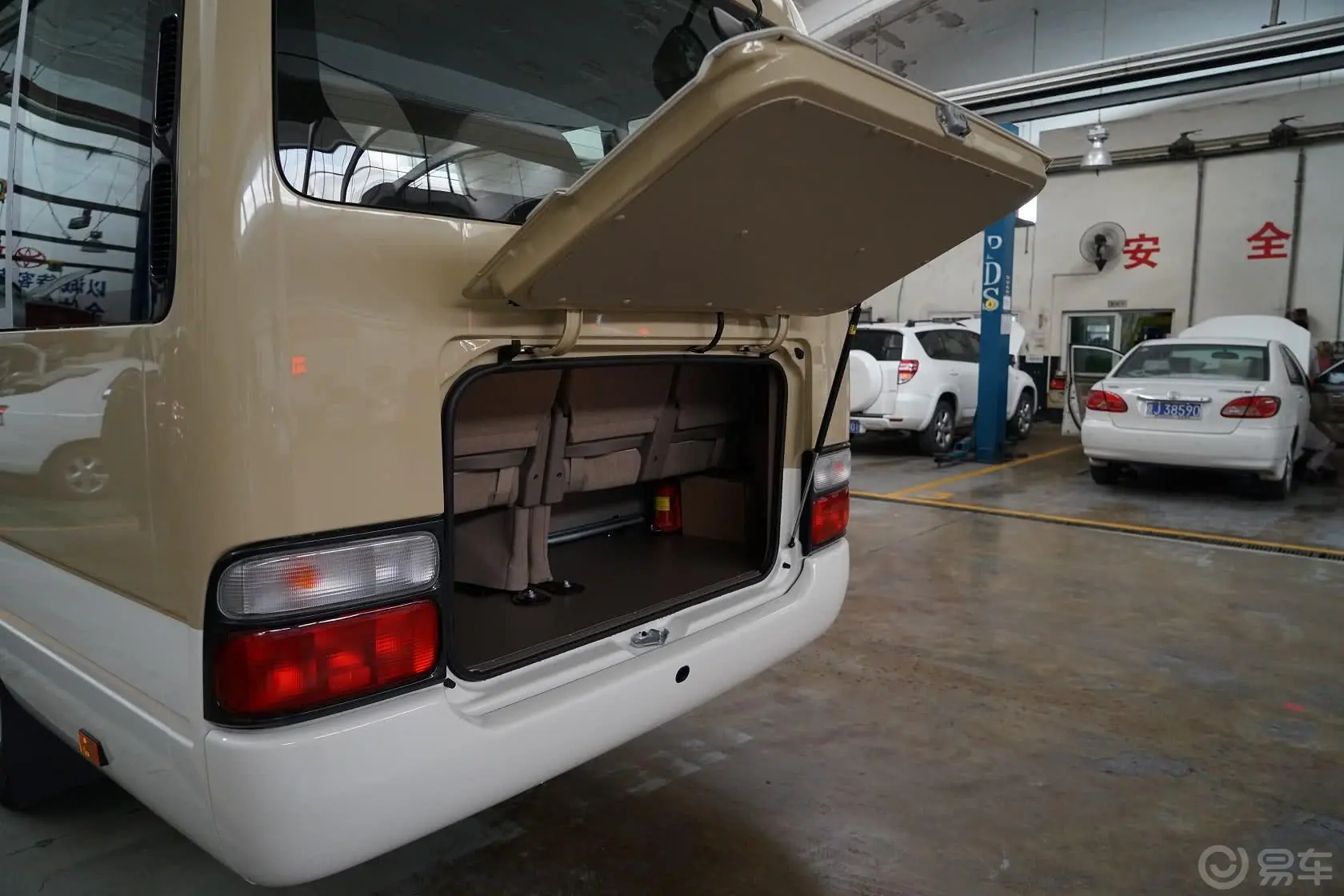 柯斯达高级车 4.0L GRB53L-ZCMSK 20座行李厢开口范围