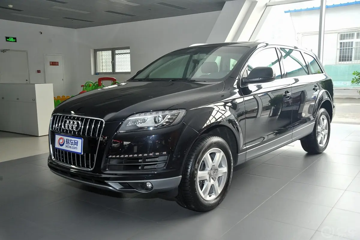 奥迪Q735 TFSI quattro 进取型侧前45度车头向左水平