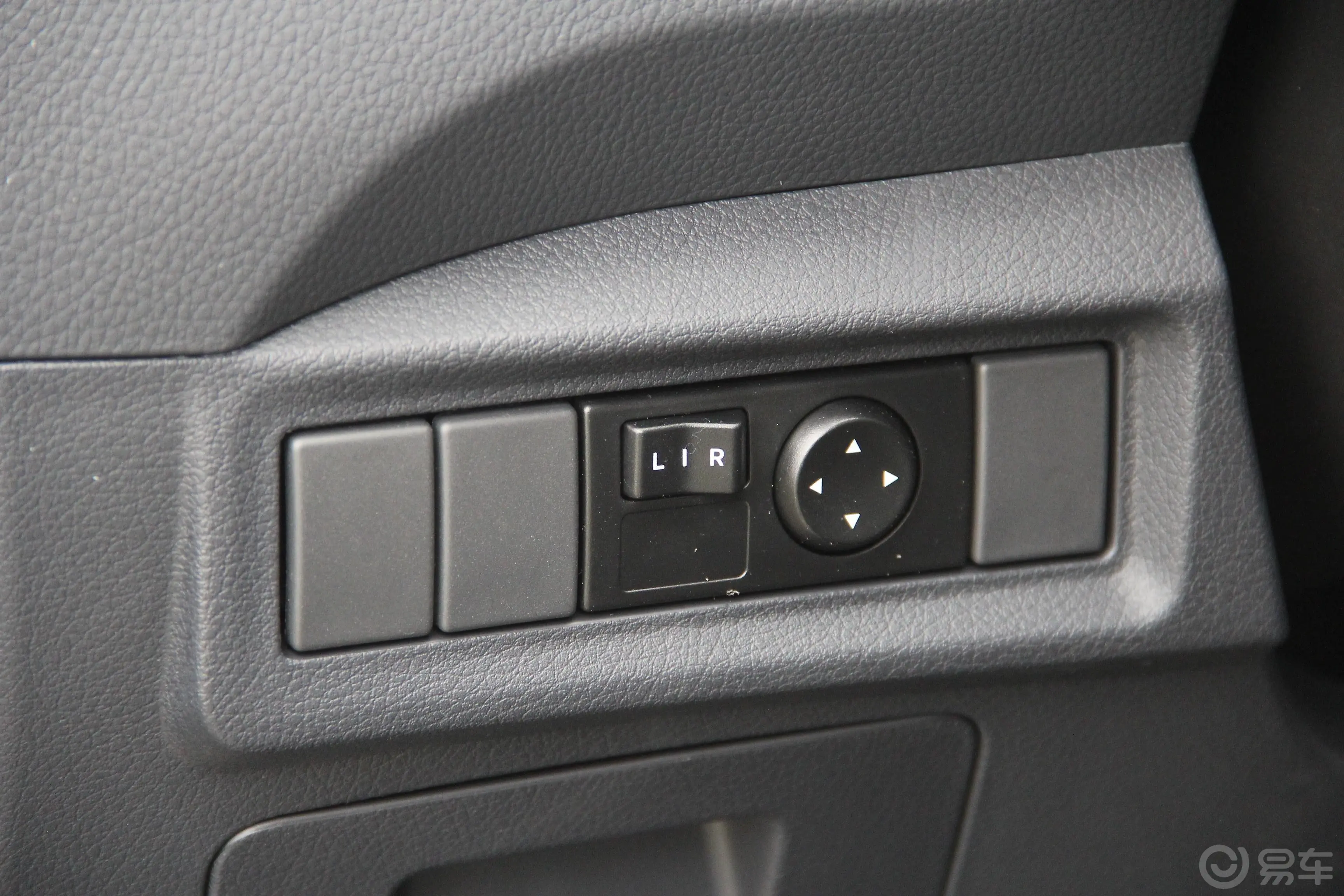 瑞迈2.8T 手动 两驱 豪华版 柴油外后视镜控制键