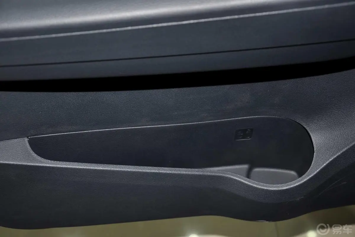瑞迈2.8T两驱超豪华款驾驶员门储物盒
