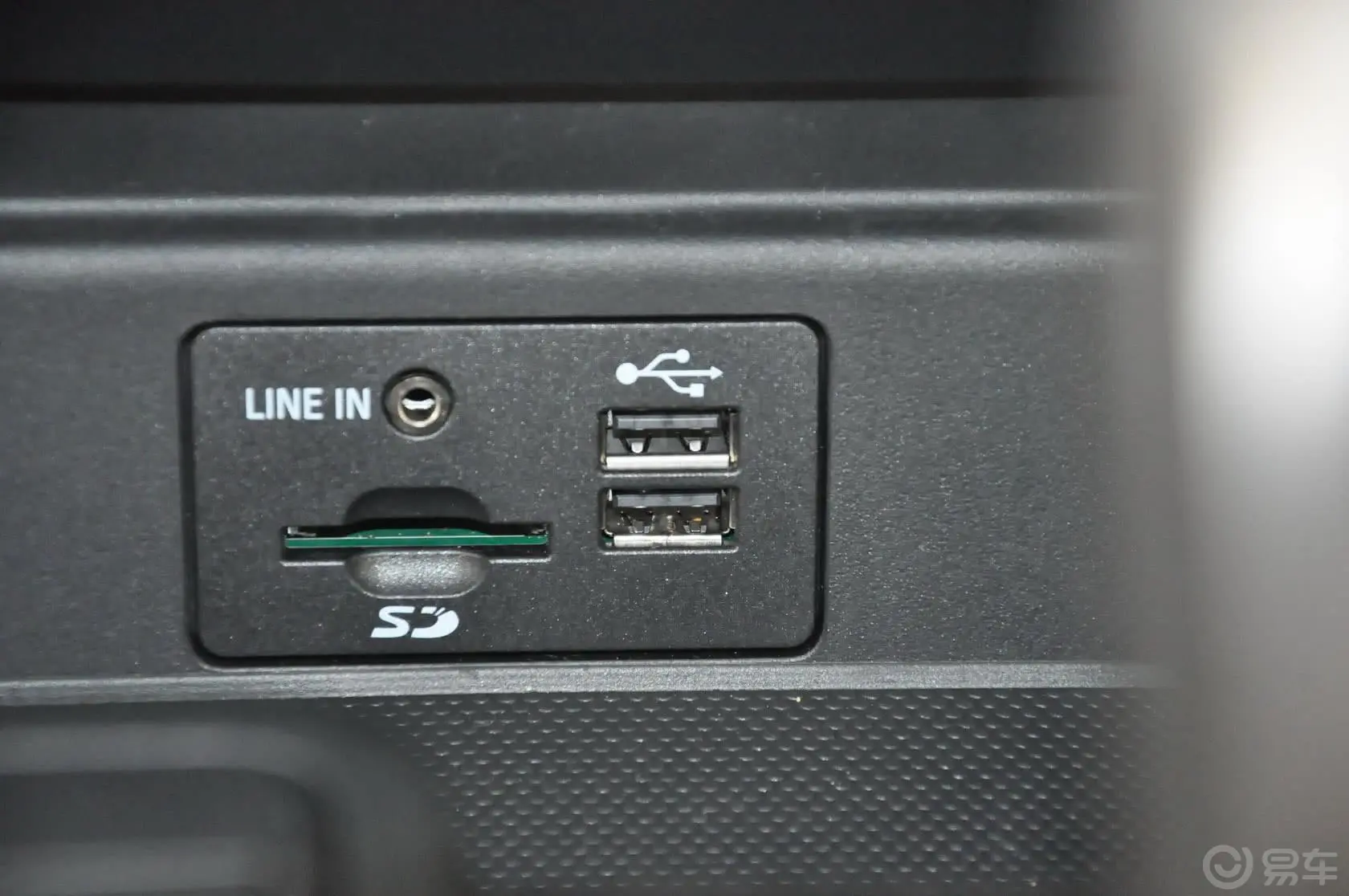 撼路者2.0T 手自一体 两驱 豪华版 汽油USB接口