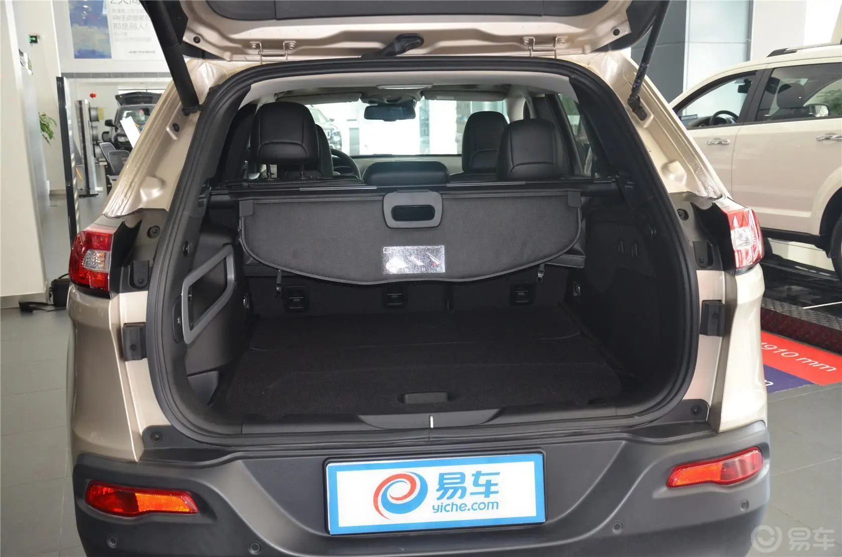 自由光(进口)2.4L 自动 精锐版行李箱空间