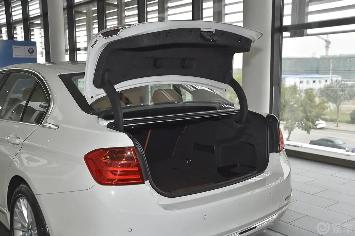 宝马3系328Li xDrive 豪华设计套装行李厢开口范围