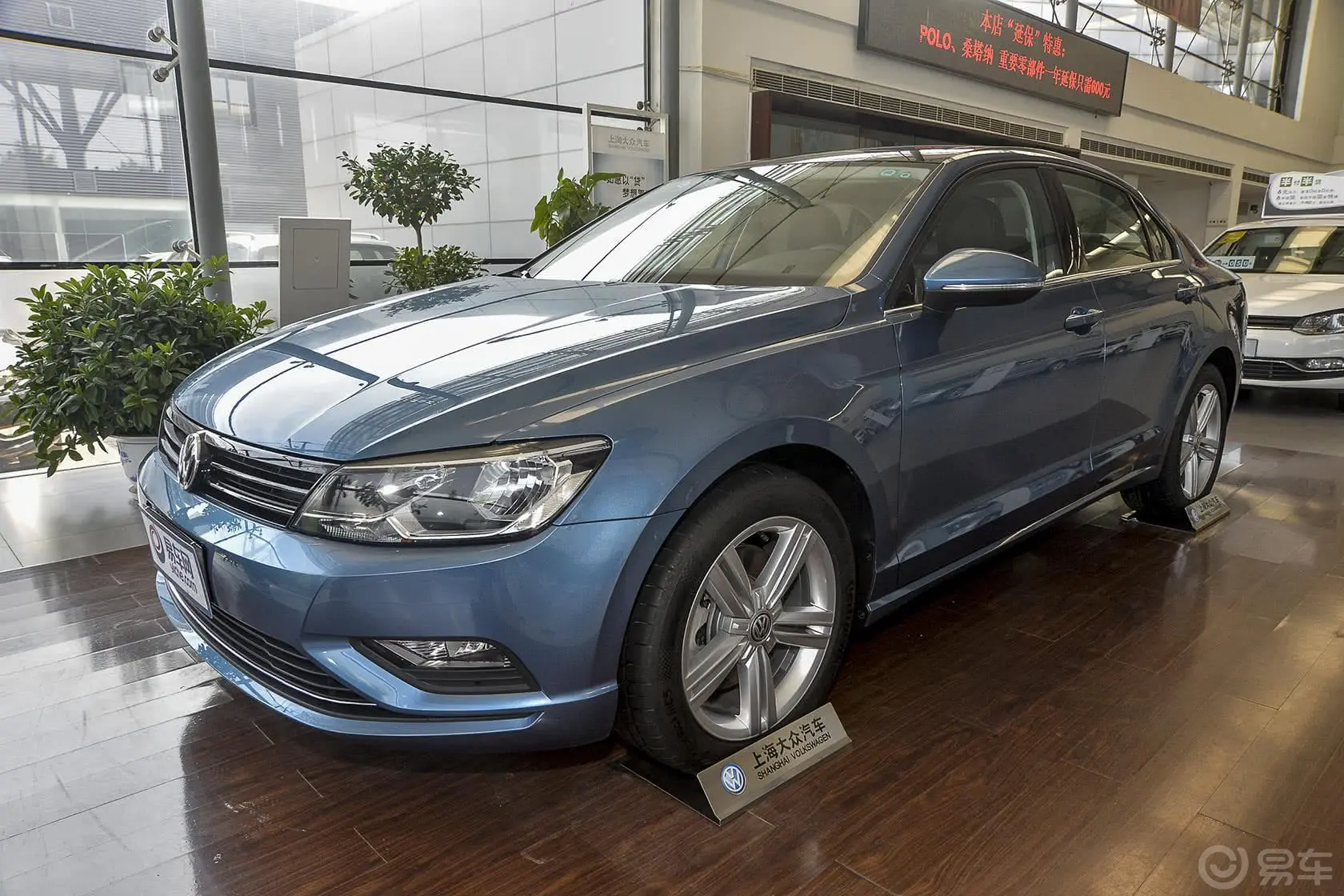 凌渡1.8T DSG 330TSI 舒适版侧前45度车头向左水平