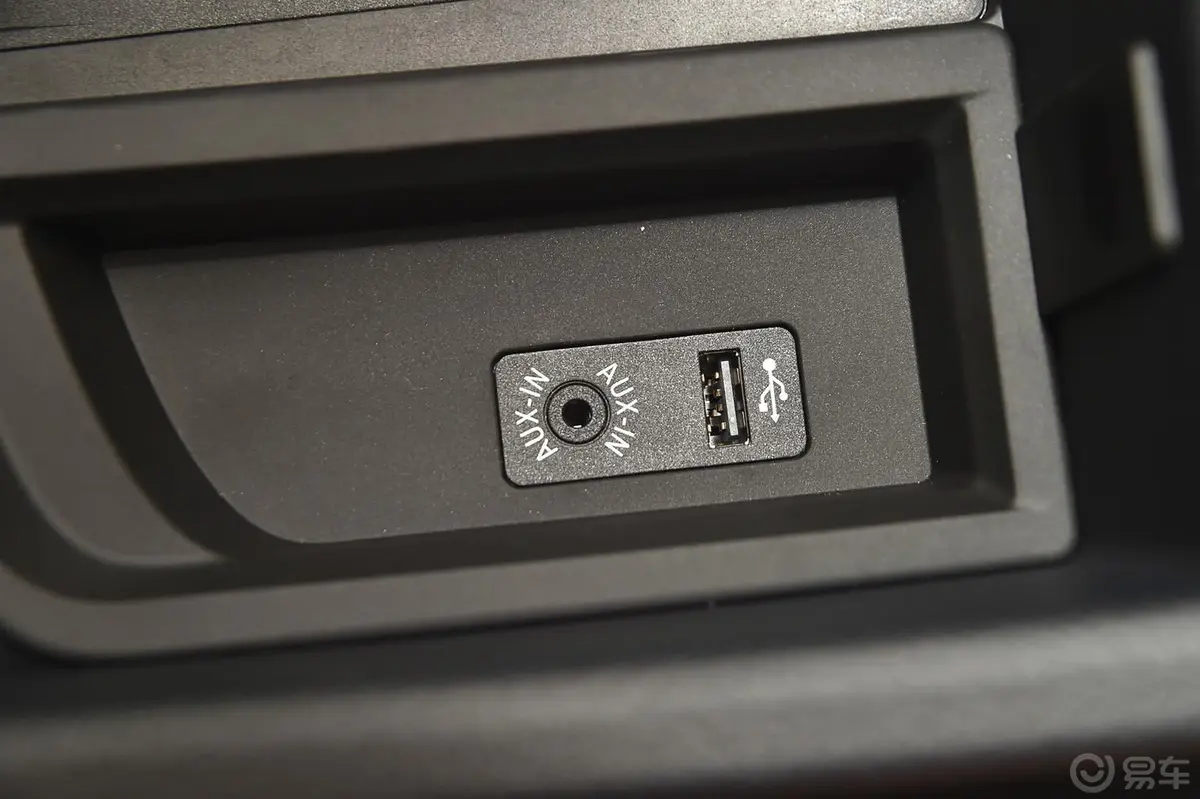 宝马3系328Li xDrive 豪华设计套装AUX接口