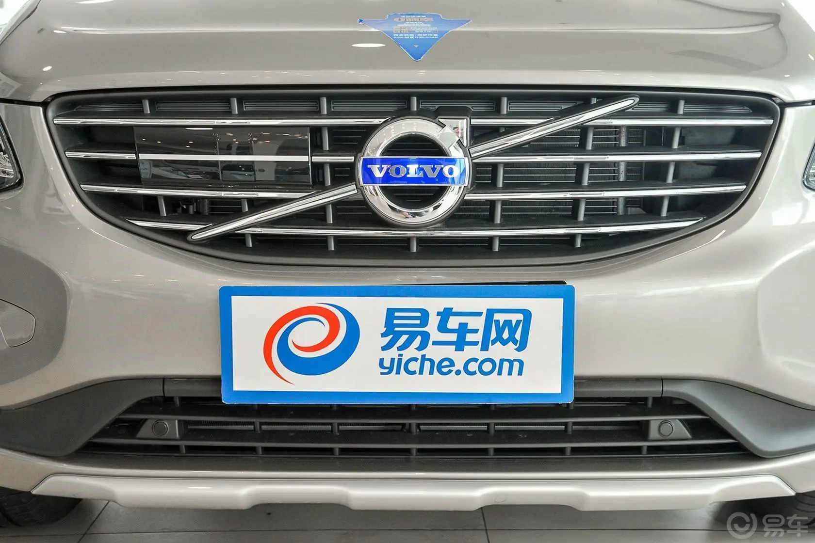 沃尔沃XC60(进口)3.0T T6 智逸版前格栅侧俯拍