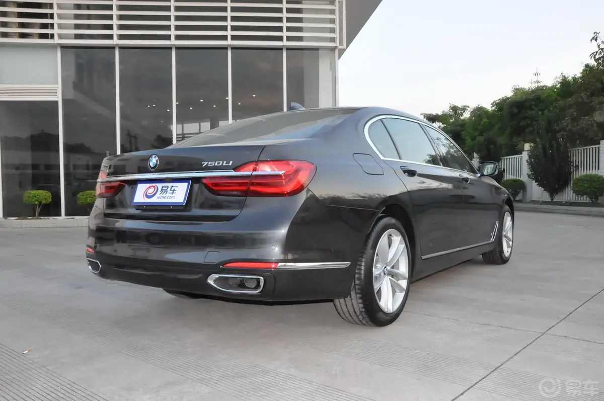 宝马7系750Li xDrive 四座版侧后45度车头向右水平