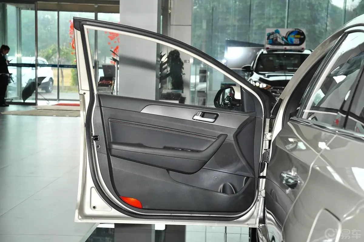 索纳塔1.6T 自动 DLX 尊贵型驾驶员侧车门内门板