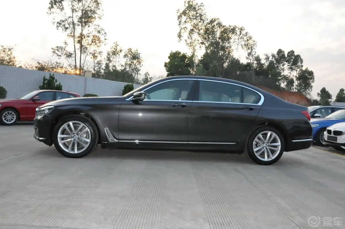 宝马7系750Li xDrive 四座版正侧车头向左水平