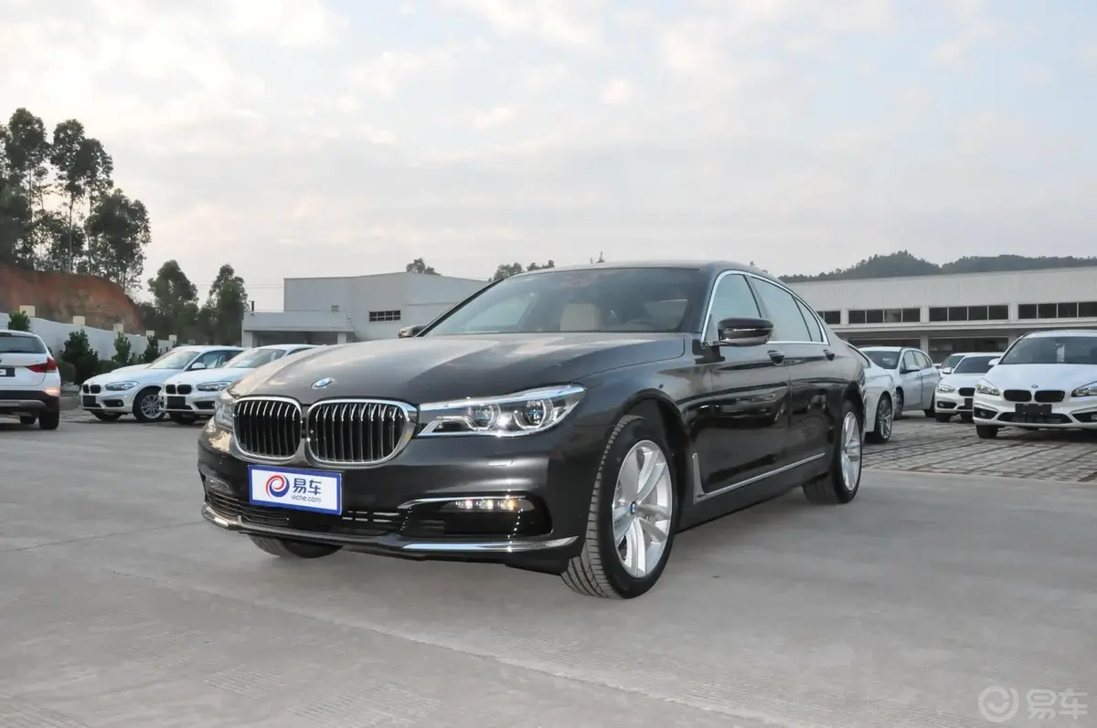 宝马7系750Li xDrive 四座版侧前45度车头向左水平