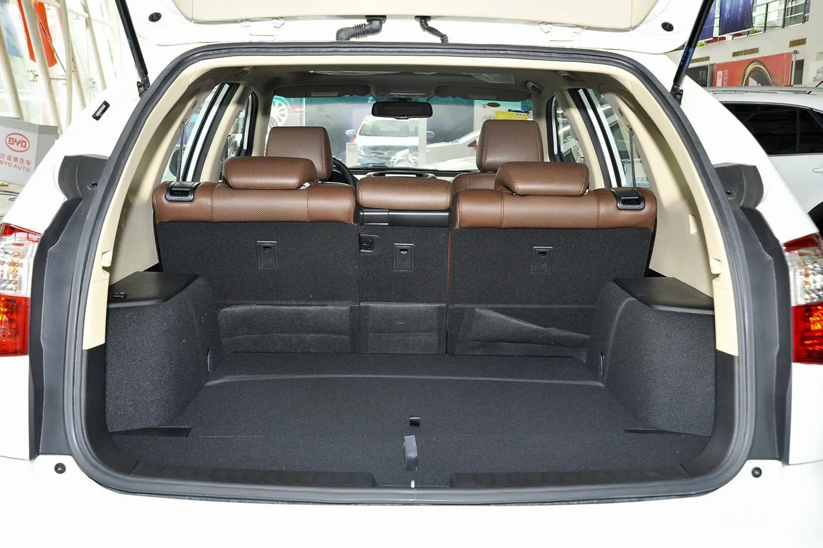 比亚迪S62.4L 手自一体 尊贵版 5座行李箱空间