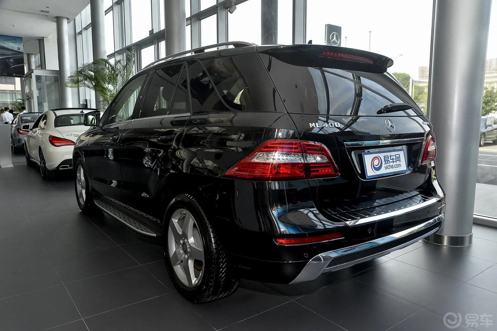 奔驰M级ML400 4MATIC 豪华型侧后45度车头向左水平