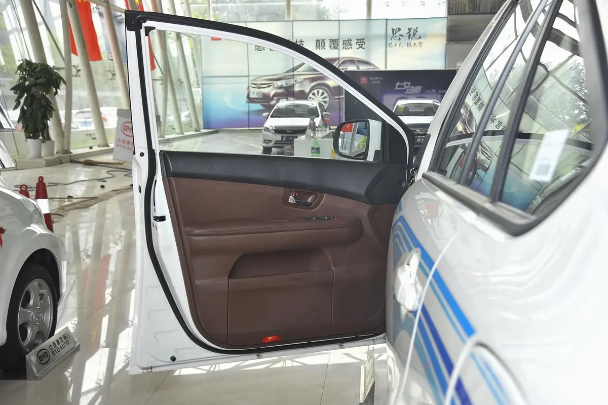 比亚迪S62.4L 手自一体 尊贵版 5座驾驶员侧车门内门板