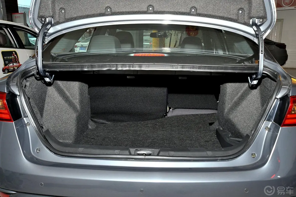 众泰Z300新视界版 1.5L 手动 尊贵型行李箱空间（后排右放倒）