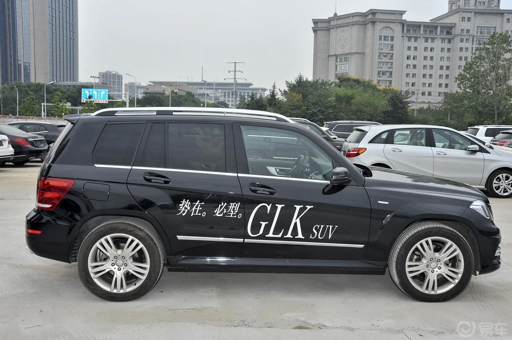 奔驰GLK级GLK 260  2.0T 自动 动感型 极致版正侧车头向右水平
