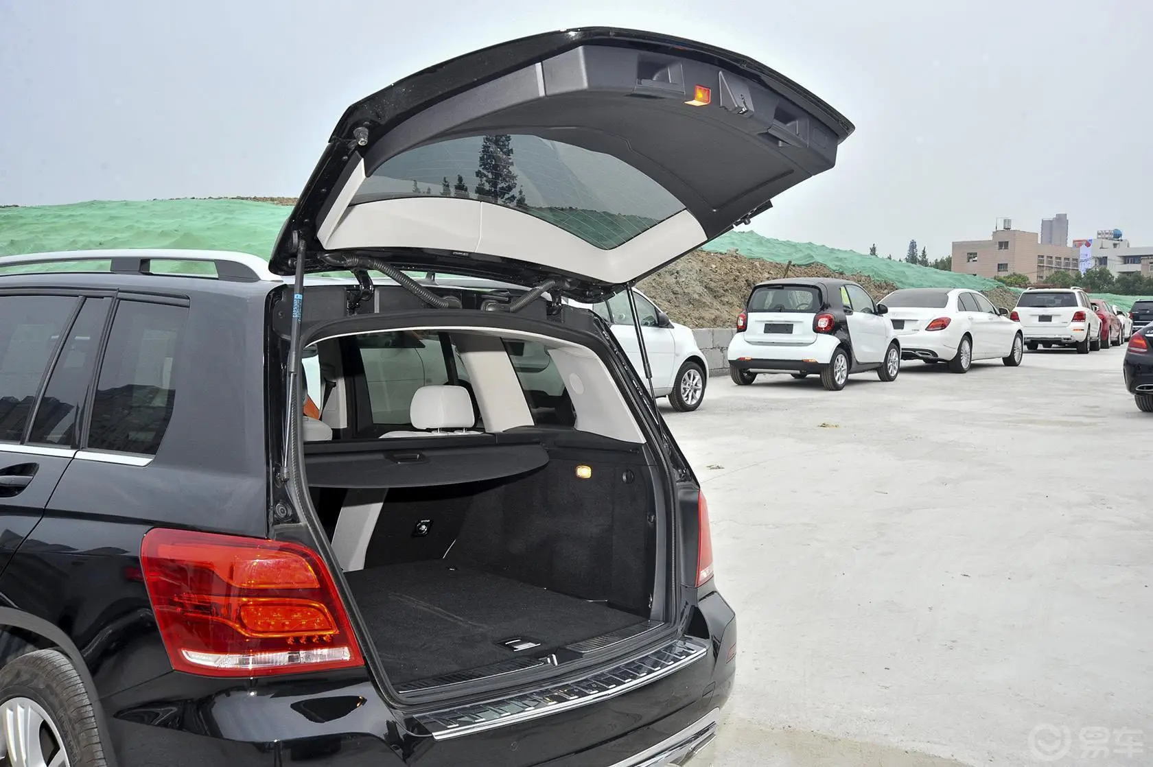 奔驰GLK级GLK 260  2.0T 自动 动感型 极致版行李厢开口范围
