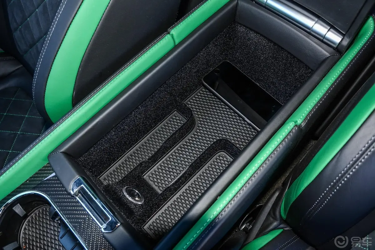 欧陆GT3-R 4.0L V8前排中央扶手箱空间