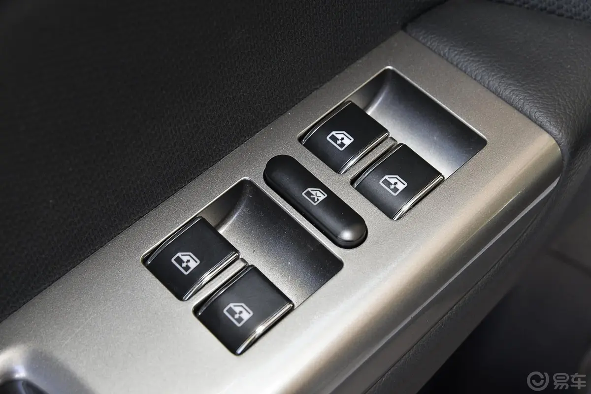 萨瓦纳2.0T 四驱汽油尊享版7座车窗升降键