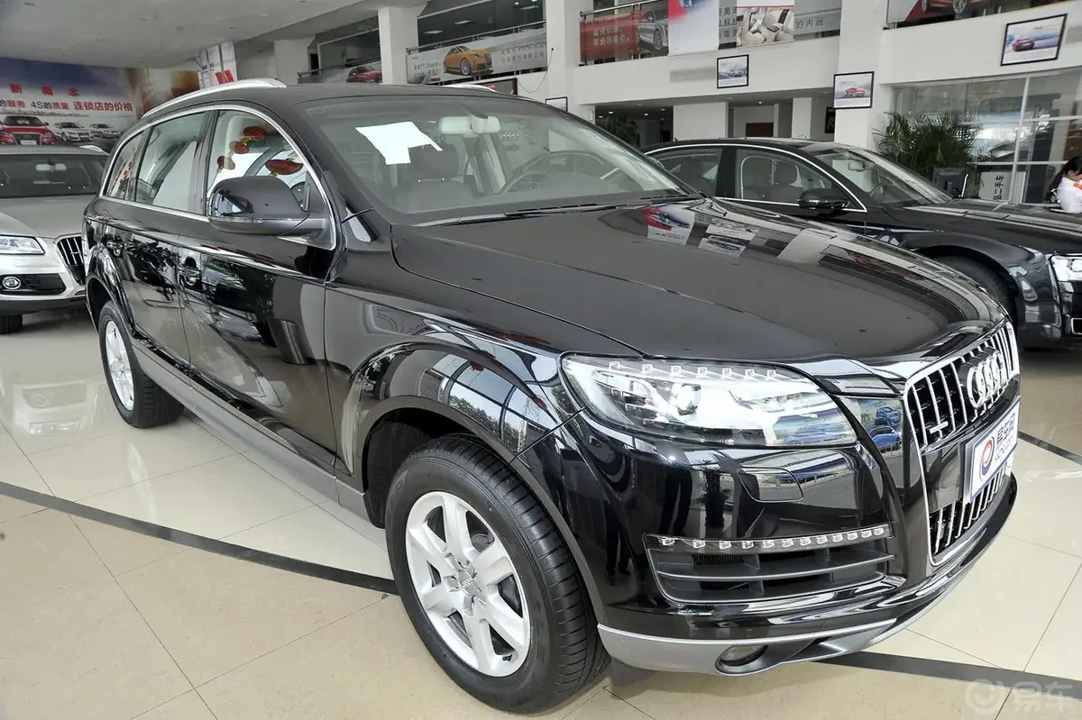 奥迪Q735 TFSI quattro 进取型侧后45度车头向右水平