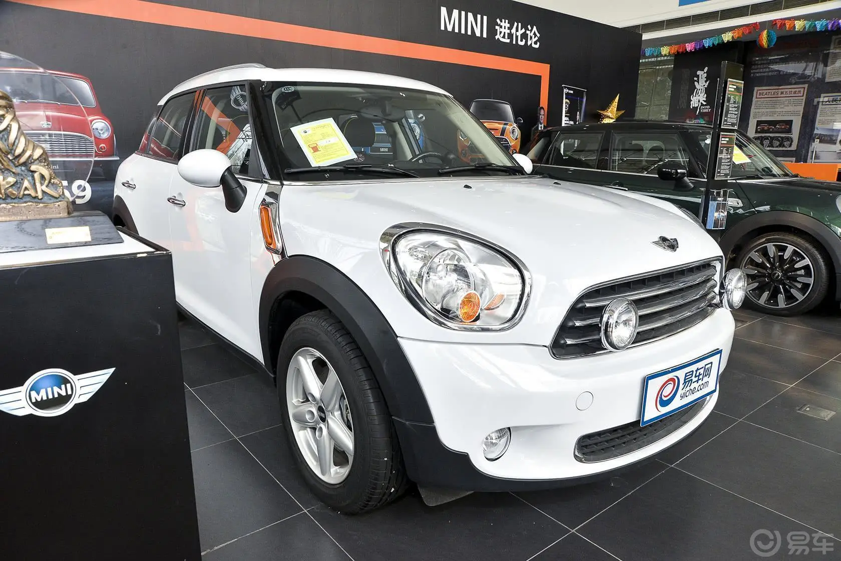 MINI COUNTRYMAN1.6L ONE侧前45度车头向右水平