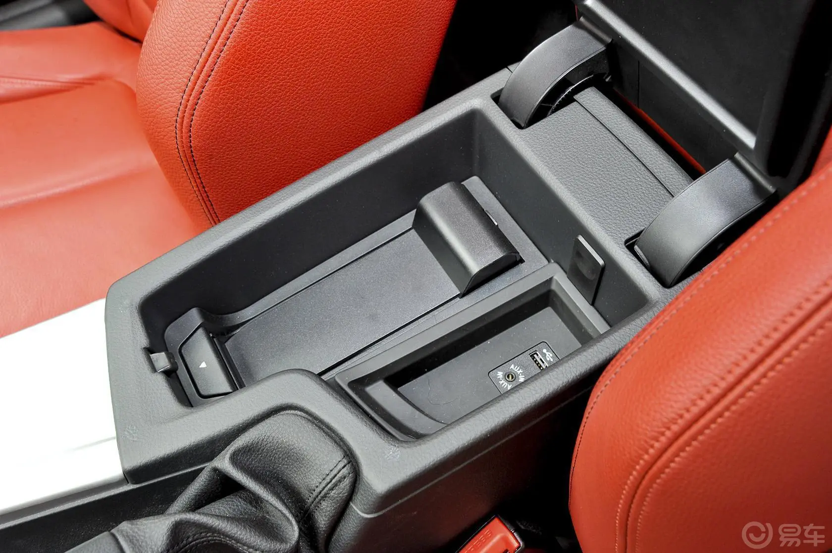 宝马4系双门轿跑车 435i xDrive 风尚设计套装前排中央扶手箱空间