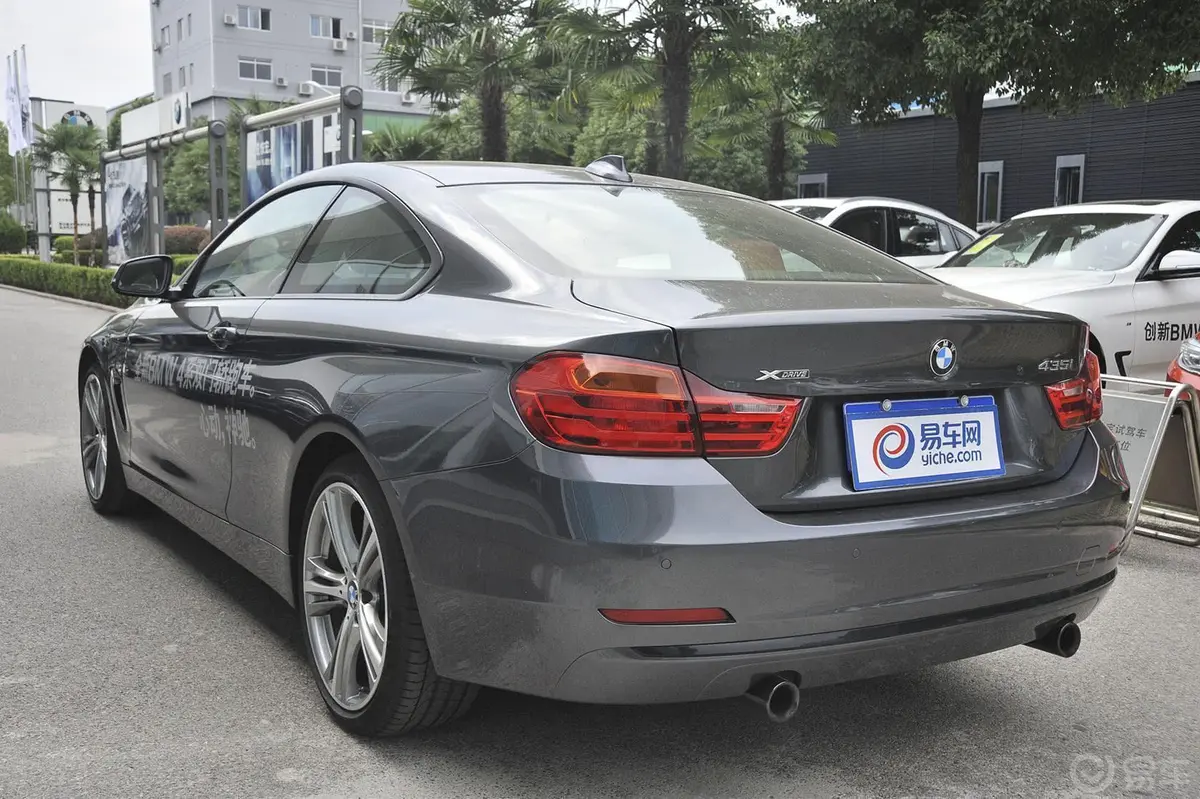 宝马4系双门轿跑车 435i xDrive 风尚设计套装侧后45度车头向左水平