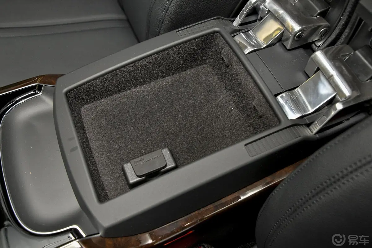 奥迪A8A8L 45 TFSI quattro 舒适型前排中央扶手箱空间