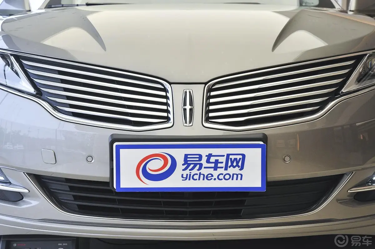 林肯MKZ2.0T 尊耀版前格栅侧俯拍