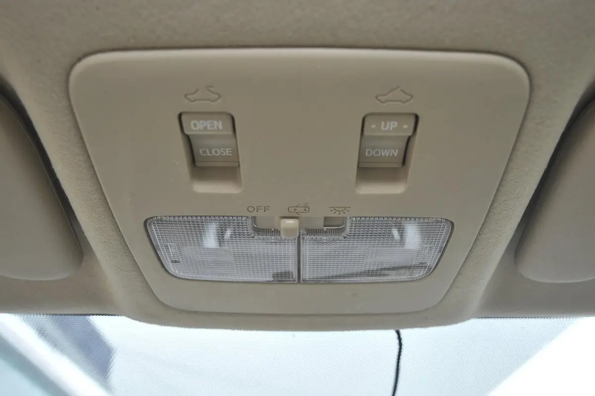 威驰1.5L 自动 智尊星光版前排车顶中央控制区