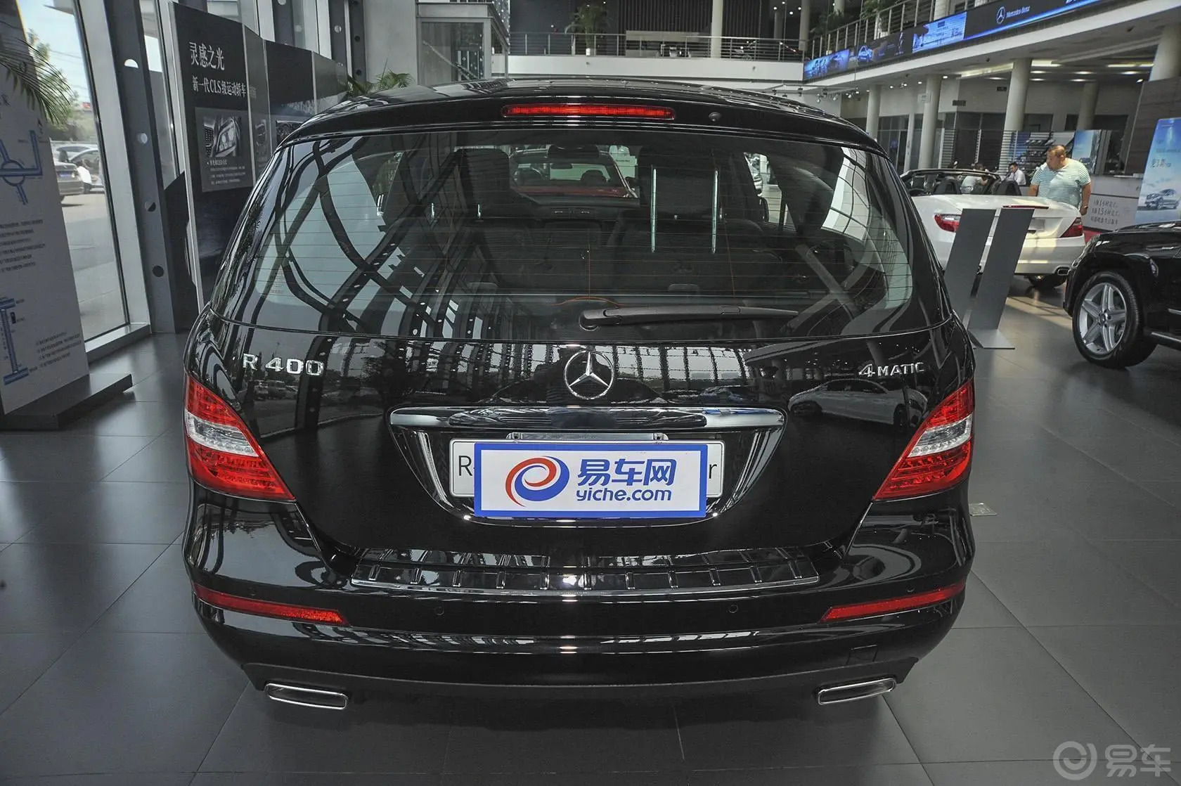 奔驰R级R 400 4MATIC 商务型正后水平