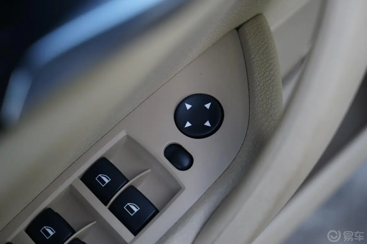 宝马X1xDrive20i 时尚晋级版外后视镜控制键