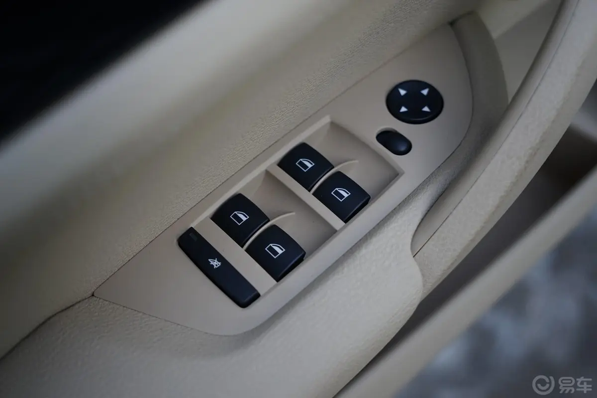 宝马X1xDrive20i 时尚晋级版车窗升降键