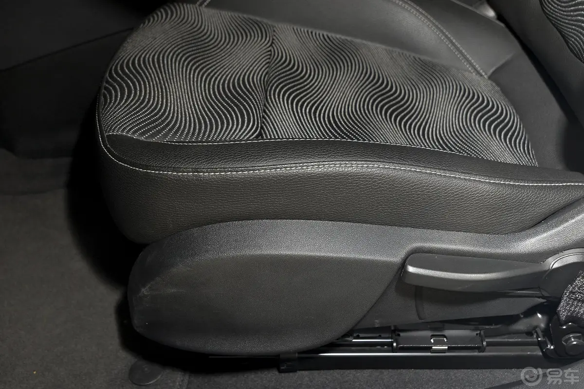 英朗XT 1.6L 自动 舒适版座椅调节键