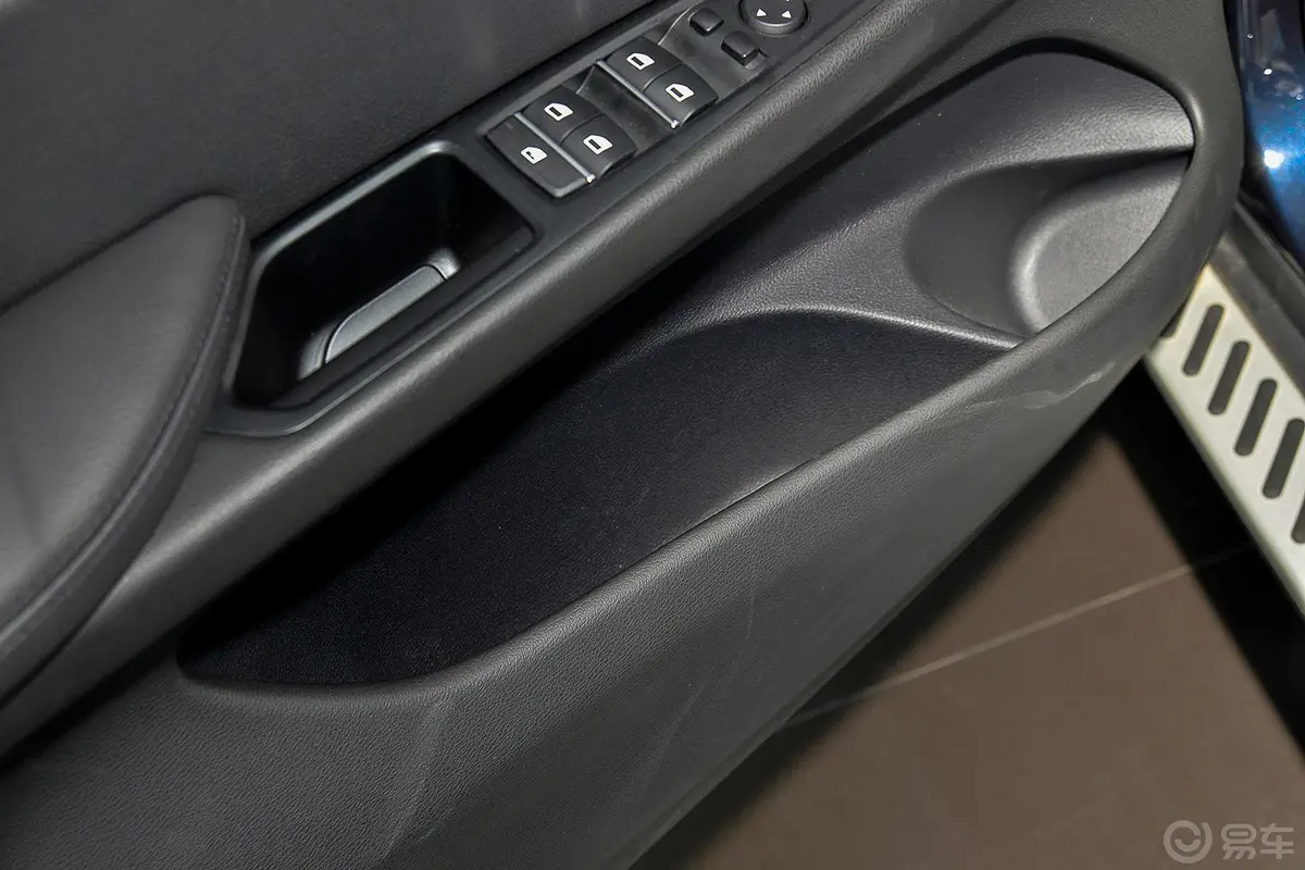 宝马X5(进口)xDrive35i 领先型驾驶员门储物盒