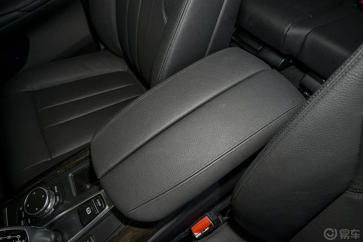 宝马X5(进口)xDrive35i 领先型前排中央扶手箱