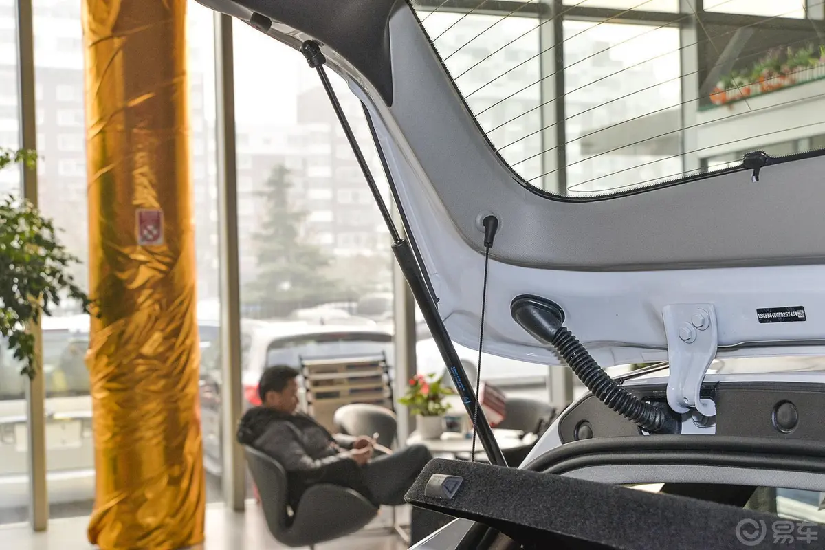 英朗XT 1.6L 自动 舒适版行李厢支撑杆