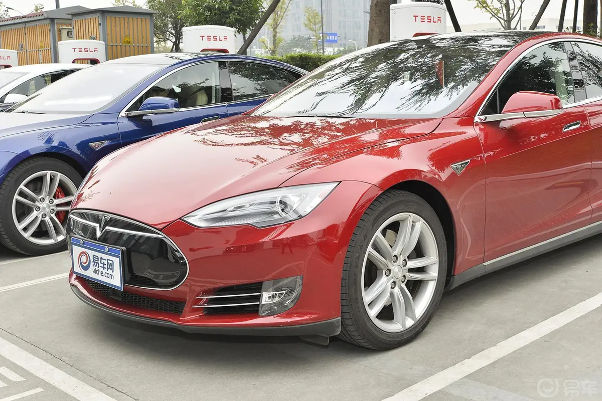 Model S85D车头局部