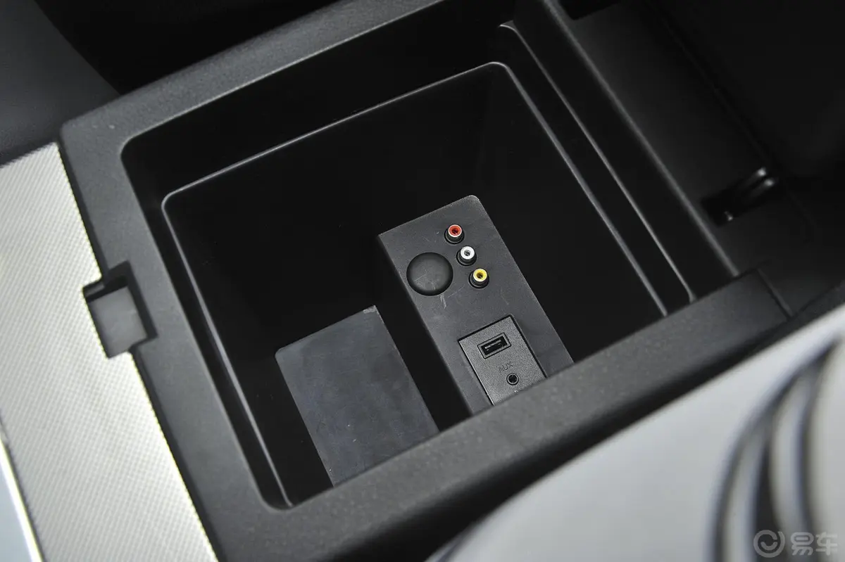 优6 SUV1.8T 范特西限量版前排中央扶手箱空间