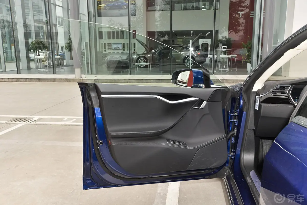 Model S70D驾驶员侧车门内门板