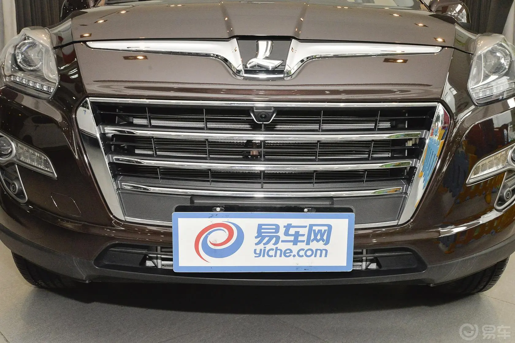 大7 SUV2.2T 自动 两驱 智尊型前格栅侧俯拍