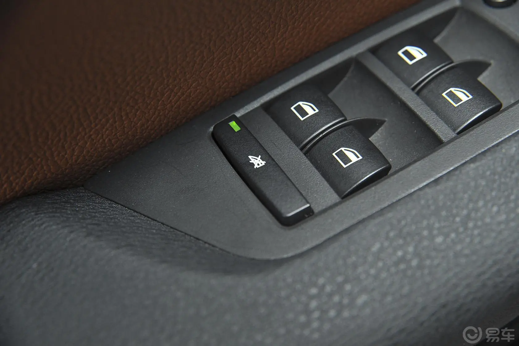 宝马X1xDrive28i X设计套装车窗升降键