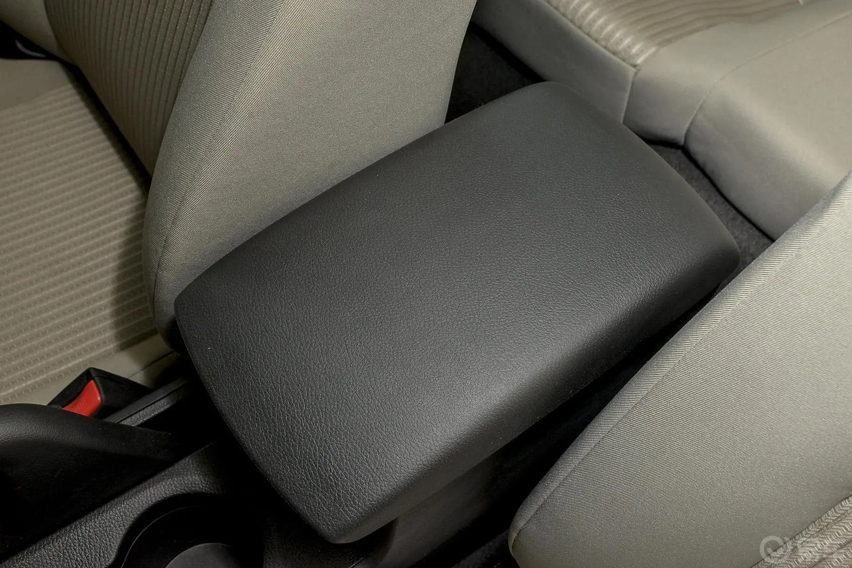 马自达3 星骋三厢 1.6L 手动 舒适型前排中央扶手箱