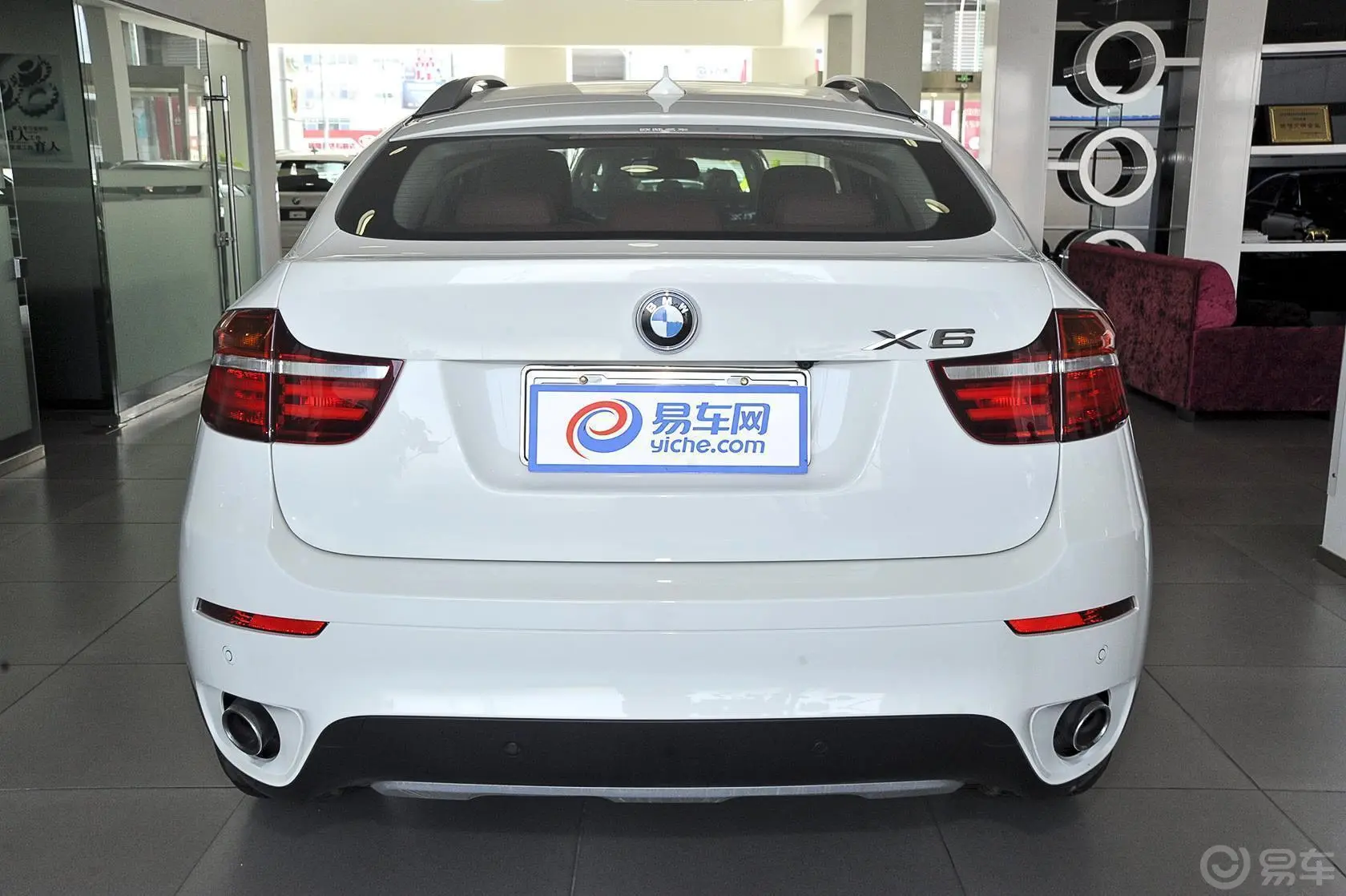 宝马X6xDrive35i 中东版正后水平