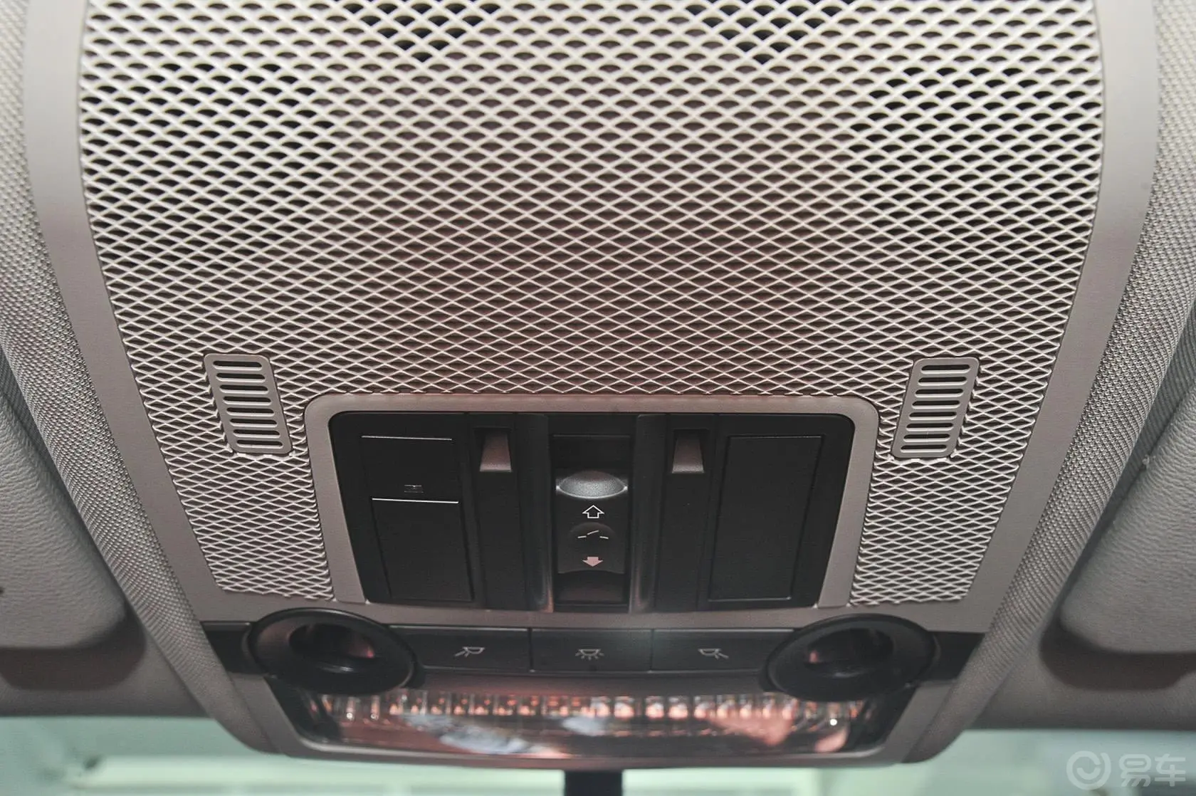 宝马X6xDrive35i 中东版前排车顶中央控制区