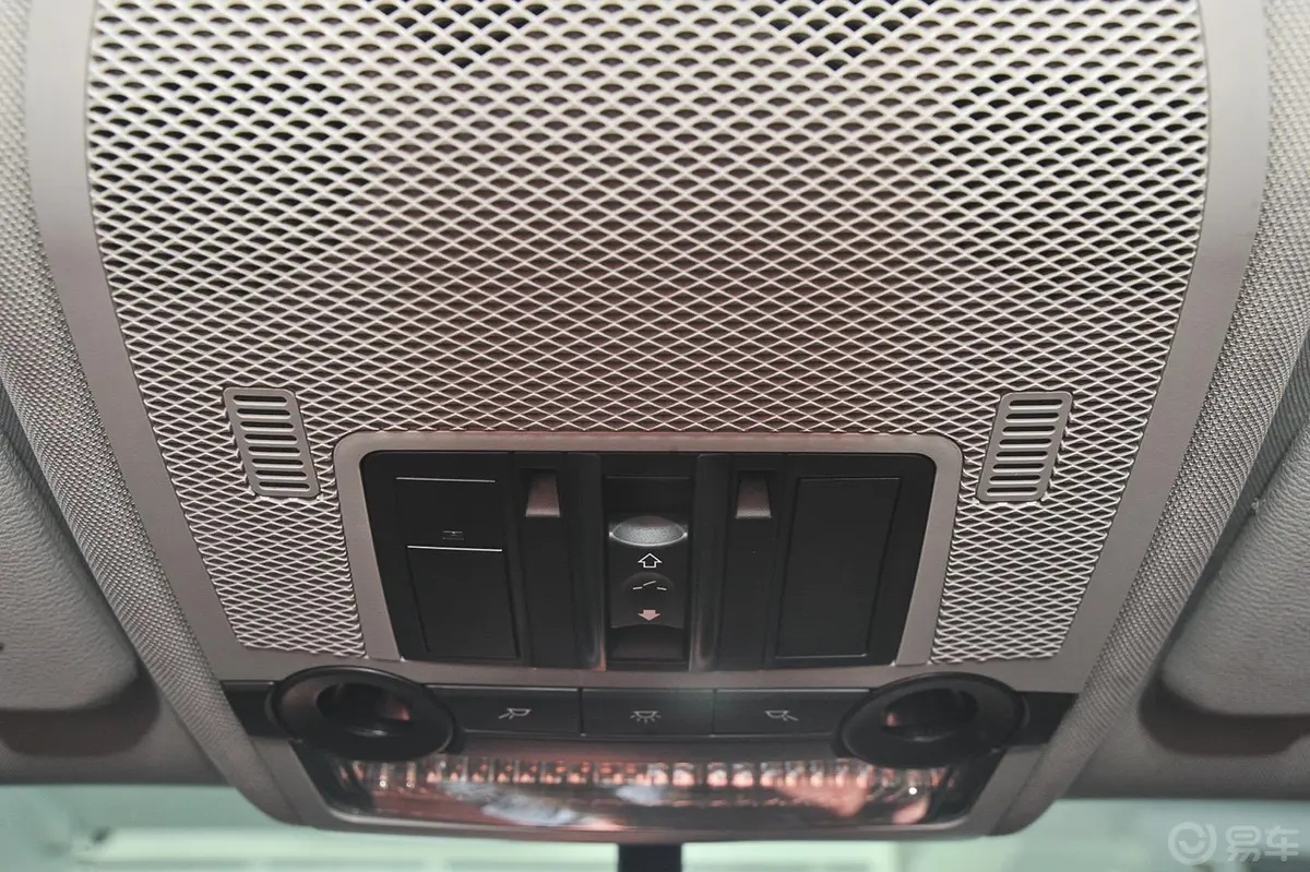 宝马X6xDrive35i 中东版前排车顶中央控制区
